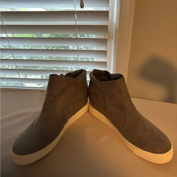 Shoes - Picture 3 of 5